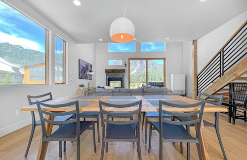 Snoqualmie Pass House | New! Modern Ski-in/Ski-out Mountain View Chalet by Village + Hot Tub/EV Charging