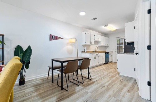 Griffin Heights House | New Modern Townhouse Next to FSU - CENTRAL - COMFY
