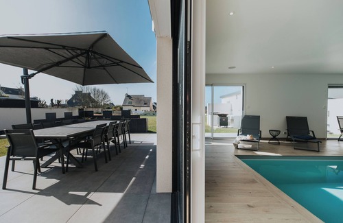 Ploudalmezeau Villa | New, modern villa Heated indoor pool 4 bedrooms 4 bathrooms - 8pers and 2children