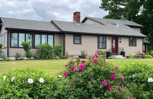 Barnstead House | NEW! Mountain Breeze House +250 Acres Farm And Forest