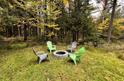West Dover Ski Chalet | New! Mt Snow Chalet w/land, privacy, relaxation
