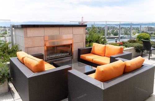 Inner Harbour Condo | New! Ocean and Mountain View King Suite