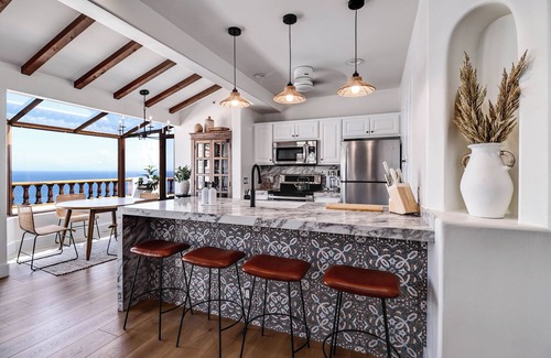 Catalina Island Condo | New Oceanfront Villa in Hamilton Cove. Golf Cart, Terrace + Easy Access