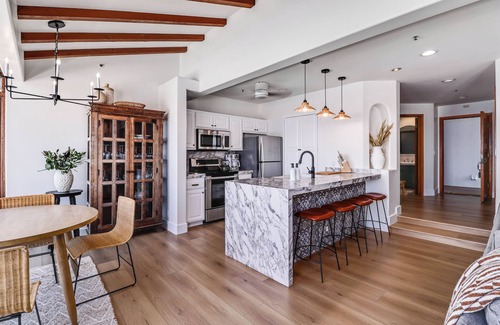 Catalina Island Condo | New Oceanfront Villa in Hamilton Cove. Golf Cart, Terrace + Easy Access