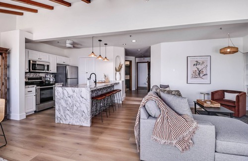 Catalina Island Condo | New Oceanfront Villa in Hamilton Cove. Golf Cart, Terrace + Easy Access