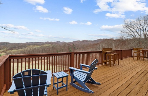 Ashe County Cabin | NEW! Paradise Valley Hideaway | Stunning MTN views