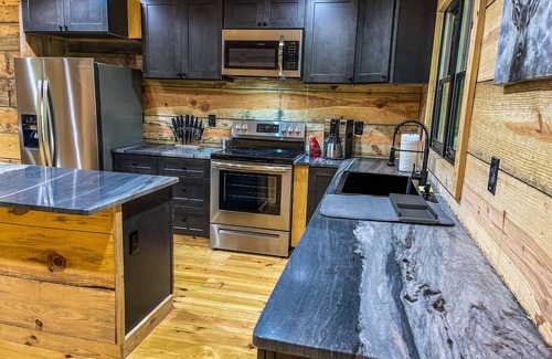 Demorest Cabin | NEW - Peaceful Bear CABIN - 3BR/2BTH - Hot Tub - Quiet