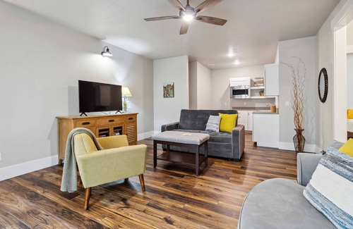 Eagle House | NEW! Peaceful Parkside Escape | High-End Kitchen | Screened Patio | BBQ | Walk to Downtown Eagle!