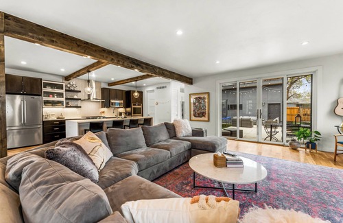 University Park House | New! Perfect for group/family! Trampoline/FirePit