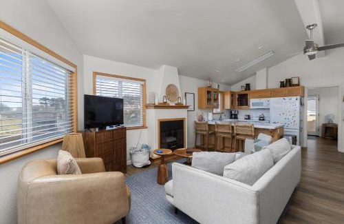 Marine Terrace House | New Pet Friendly-Ocean View Pacific Breeze
