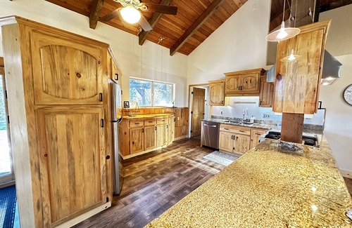 Garden Valley Cabin | NEW! Pineview Lodge. Gorgeous Lodge with access to PRIVATE Hot Springs Pools