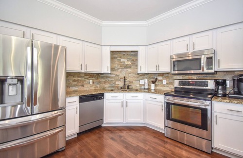 Dadeville House | New! Point Of View at Lake Martin w/400+ ft of waterfront and sleeps 10!