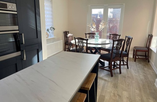 Arbury House | New prestigious 5 bed house near science park