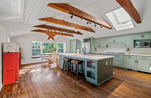 Newtown Square House | New Pristine Suburban Escape
