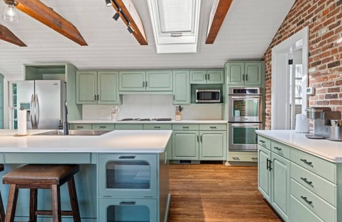 Newtown Square House | New Pristine Suburban Escape