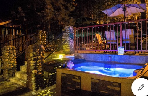 Fish Camp House | New Private Hot tub Couples Getaway 2mi from Yosemite Garden Patio
