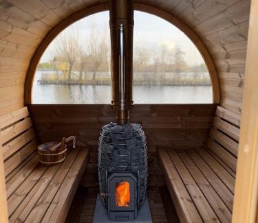Vinkeveen Apartment | NEW - Private Residence with Sauna - on a lake near Amsterdam