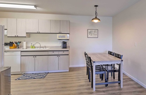 Pullman Condo | NEW! Pullman Condo w/ Balcony ~ 1 Mi to WSU Campus