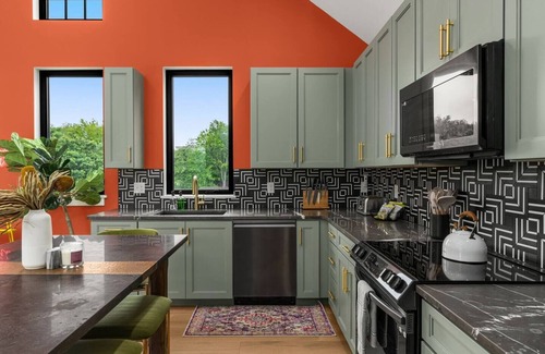 Hillsboro Village House | NEW! Queens of Music Row | Hot Tub + 1.5Mi to Bway
