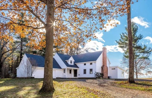 Hollowville House | NEW Quiet, private farmhouse, stunning mntn views!
