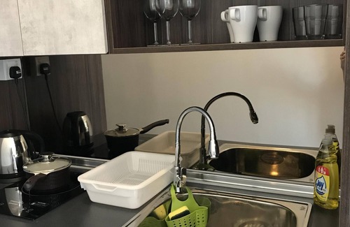 Damansara Perdana Apartment | 📣NEW📣 R & J Studio [Location/Cozy/WiFi/Empire Damansara]