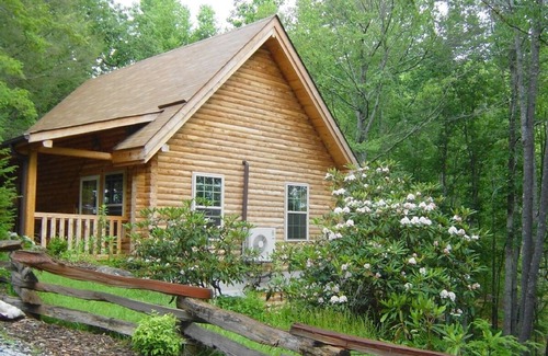 Spruce Pine Cabin | New red cedar log home just off the blue ridge parkway in Little Switzerland, NC