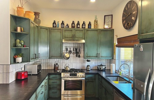 Mesilla Park House | New Refurb, fully stocked kitchen, private fenced yard and tile throughout.