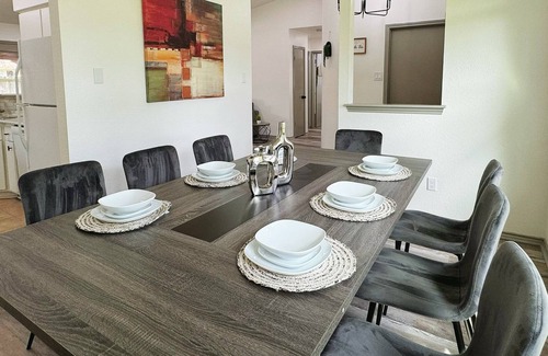 Anderson Mill West House | New Relax Modern Luxury 3BR2Bath Home Sleeps 10, close to Lake Travis and Domain