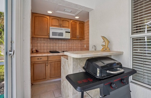 Crown Pointe House | NEW! Relaxed Tropical Retreat 5 miles to Beach