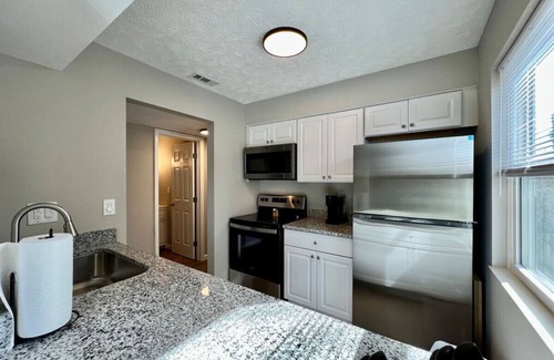 Middletown Apartment | New remodeled 2 Bed apt Middletown Private Laundry