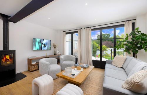 Saint-Lunaire House | NEW Remodeled Home 4Bed/3.5Bath, Walking to BEACH!