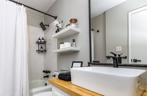 North Raleigh House | NEW! Remodeled, LARGE Raleigh home. Pets Welcome!