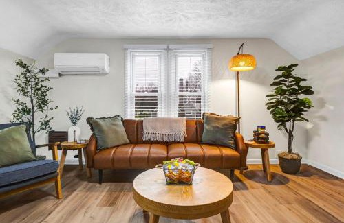 Berea House | New Renovated 1BR with King Modern Comfort