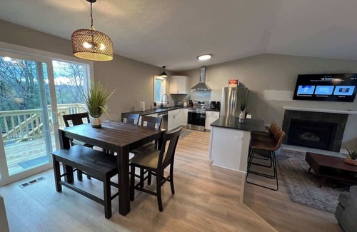 Savage House | New Renovated-4BR-King Beds in Savage/Home Theatre