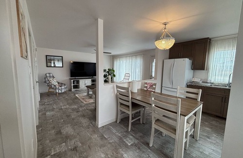 Gimli Cottage | New renovated Charming South Beach Cottage. 3 minutes drive to the beach!