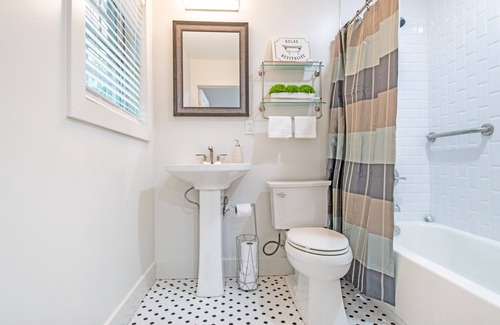 Atlanta House | NEW Renovated Home Mile from Mercedes Benz