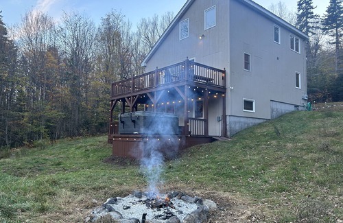 West Dover Cabin | New Renovated Ski Chalet on the River with a Hottub