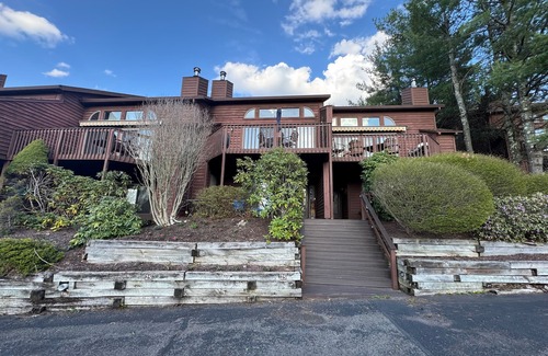 McHenry Condo | New rental-Charming 3 bedroom with lake & mountain views/access and indoor pool!