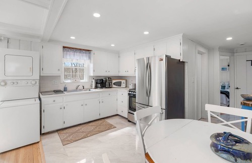 Popponesset House | New Rental-Popponesset, 2 beds, sleeps 4, A/C, 5 house walk to beach