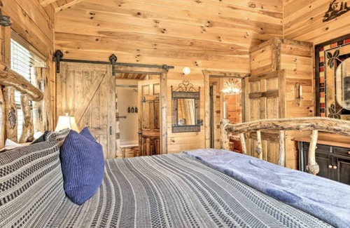 Murphy Cabin | *NEW Riverfront Cabin with Mountain Views