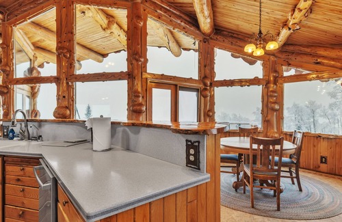 Harding-Birch Lakes House | NEW! Rustic Retreat with Stunning Mountain Views