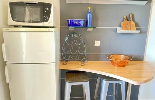 Les Baumettes Apartment | NEW SEA VIEW FLAT just 5m FROM THE BEACH & AIRPORT TRAMWAY.