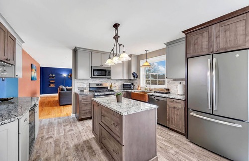 Sullivan House | NEW! Serene 7BR Haven by the Lake