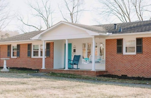 Winston - Salem House | NEW! Serene Getaway ~ Near Hanes Mall and WFU. Fire Pit, Games & Ping-Pong.
