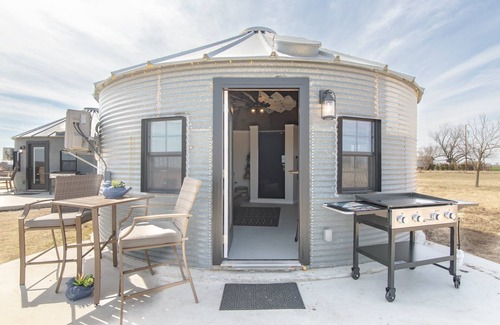Bell County House | NEW! Silo Inn - Spice Studio Bungalow - Pets Allowed