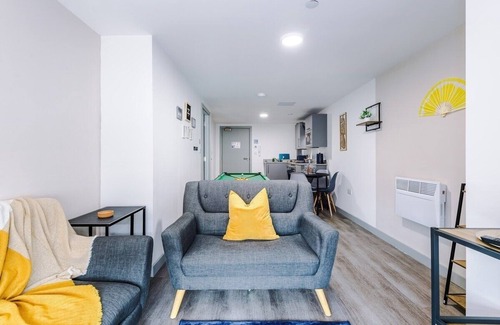 Chinatown Apartment | NEW! Sleeps 4, Pool Table, Stylish Apartment