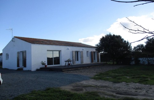 Arceau House | new spacious house in quiet village near cycle track, 2.5 KM