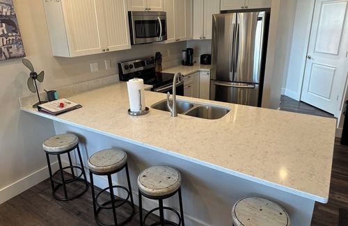 Gypsum Condo | NEW spacious 2 BR/2 BA w. pool, dockage available, bar