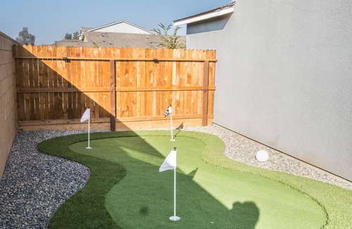 Visalia House | New Spacious 5 Bed 3 Bath Vacation House near Sequoia/w Tub, BBQ, EV
