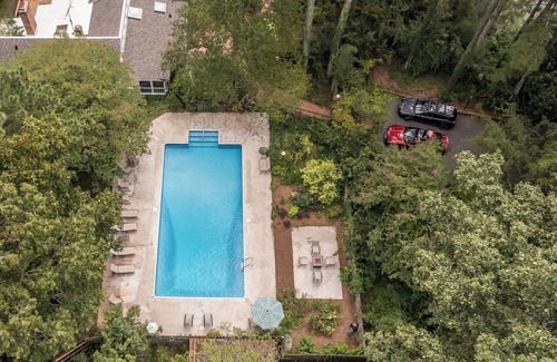 Creedmoor House | New! Spacious 5-bedroom house, Great deck, Pool, Close to Attractions